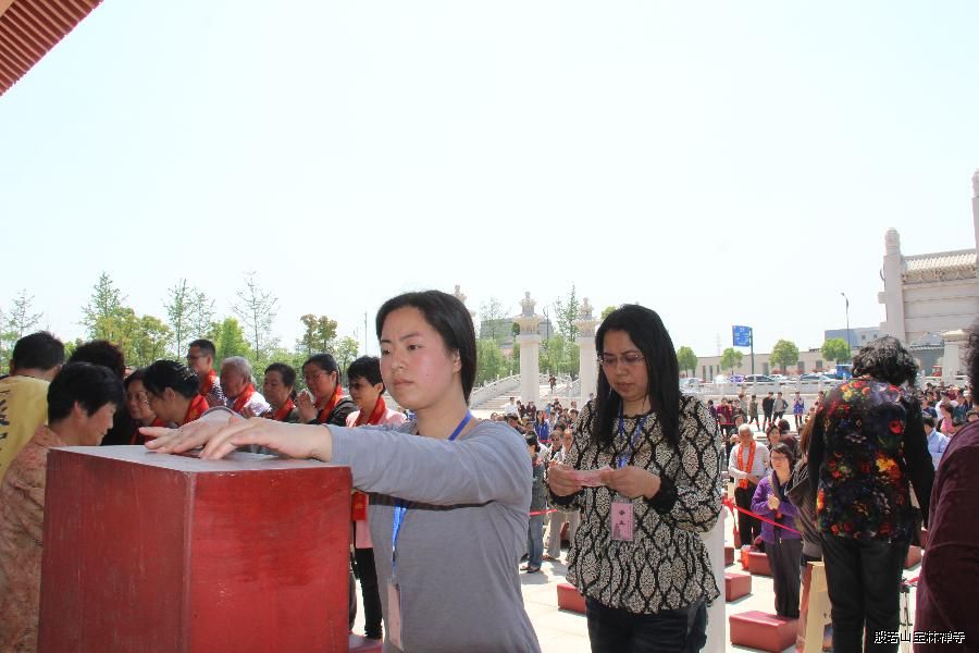 「宝林」江苏常州市武进区宝林禅寺为尼泊尔地震灾区民众祈福