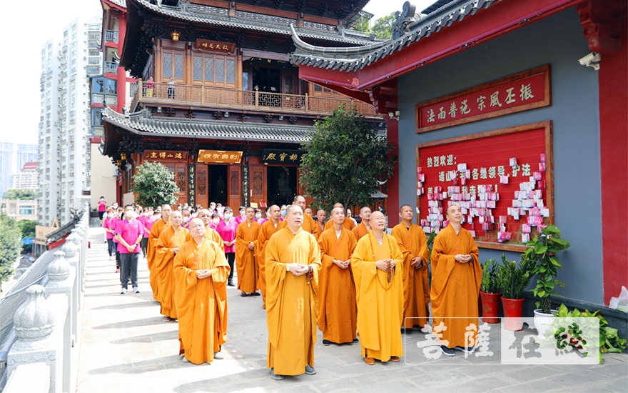「福建厦门」厦门鸿山寺恢复开放首日举行升国旗仪式