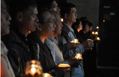 「圣严法师」台湾信行寺邀民众燃灯供佛缅怀法鼓山圣严法师