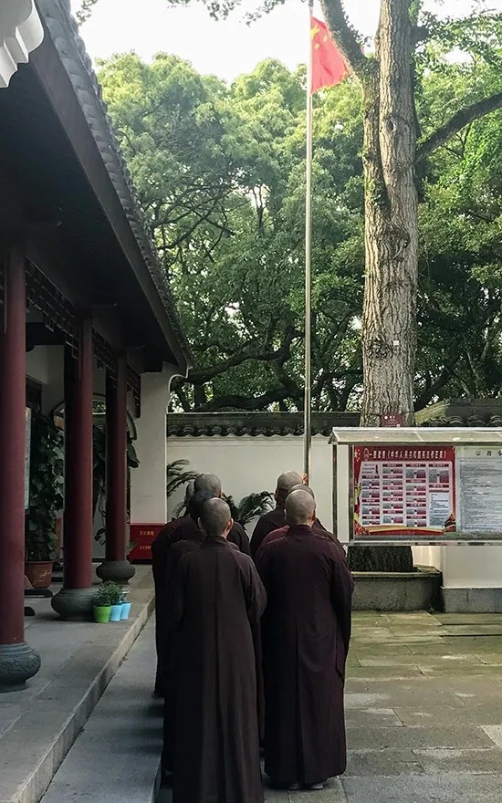 「升旗仪式」爱国爱教，普陀山等宗教场所恢复开放首日升国旗