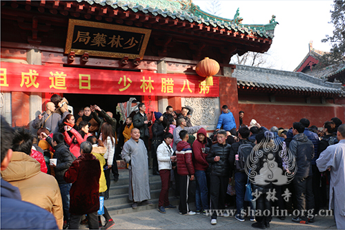 「少林寺」佛祖成道日河南嵩山少林寺普施佛粥 传递佛陀慈悲