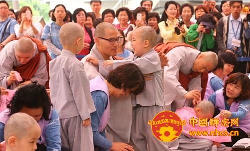 「佛教」韩国曹溪寺每年佛诞举办童子僧剃发受戒