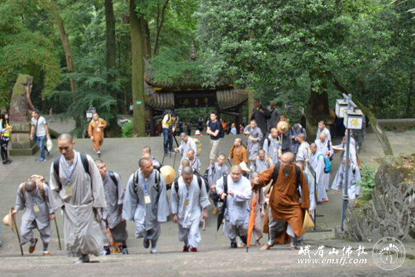 「普贤菩萨」四川峨眉山举行“行愿百人行　践行普贤愿”第十六期行愿慈善行