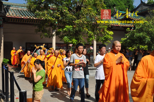 「南普陀寺」南普陀寺方丈则悟大和尚为信众传授皈依并开示