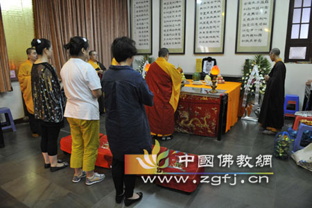 「佛教」歌手李娜在上海玉佛寺为其父举行超荐法会 「佛教」歌手李娜在上海玉佛寺为其父举行超荐法会