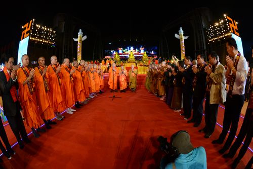 「佛教」慈光指引：2013万众普佛供灯祈福大典在深圳弘法寺隆重举行
