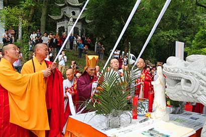「佛教」湖北当阳玉泉寺隆重举行“天台佛法弘布世界和平碑”揭幕开光仪式