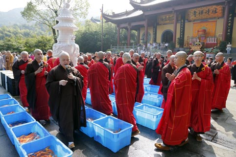 「放生仪轨」浙江绍兴炉峰禅寺隆重举行重阳节放生法会