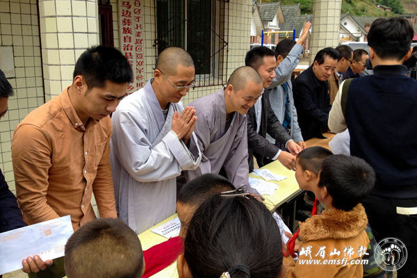 「慈善」九九重阳节  峨眉山行愿慈善基金会为老人们献爱心