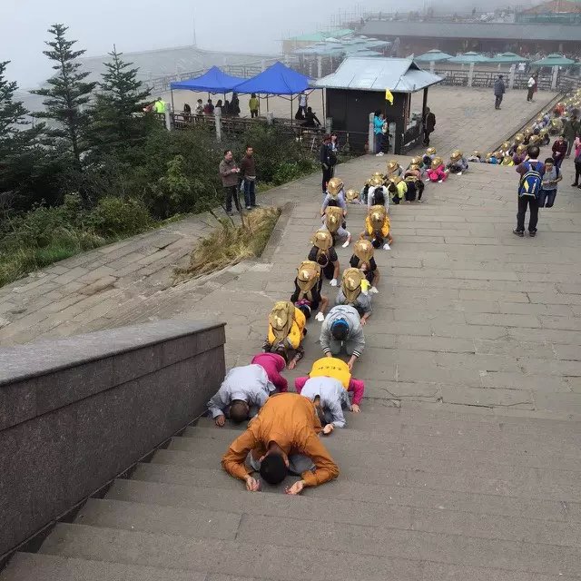 「峨眉山」河北邢台净域寺四众弟子150人朝拜峨眉山普贤菩萨圆满