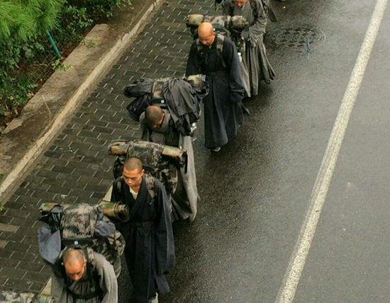 「苦行僧」苦行僧西安雨中行走引路人赞叹