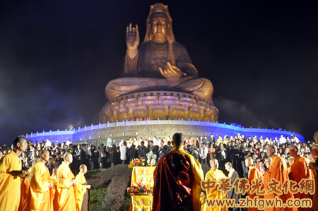 「佛教」点亮光明与慈悲 广东西樵山宝峰寺大型传灯祈愿法会举行