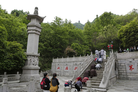 「佛教」浙江绍兴炉峰禅寺举行2016年千人拜山法会