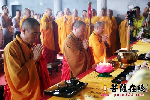 「佛教」上海洪福寺举行药师宝塔塔刹安座暨藏经楼结构封顶法会