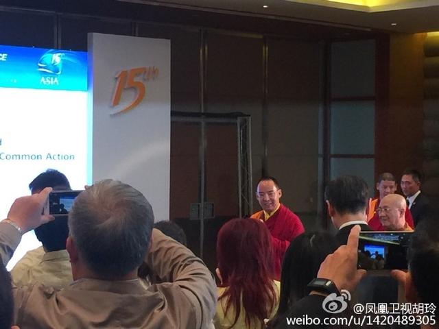 「班禅喇嘛」班禅现身博鳌 为何主持人直呼“穿越”？