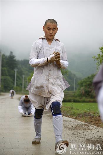 「佛教」湖北咸宁无相寺僧人跪拜230里朝觐昌明老和尚舍利