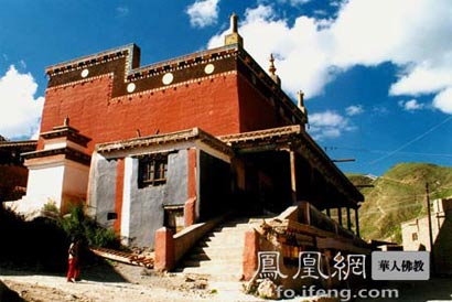 「玉树」青海玉树灾后两周年祭： 僧众结古寺诵经悼念逝者