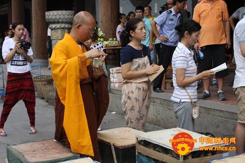 「放生功德」佛欢喜日广东韶关南华禅寺举行放生法会