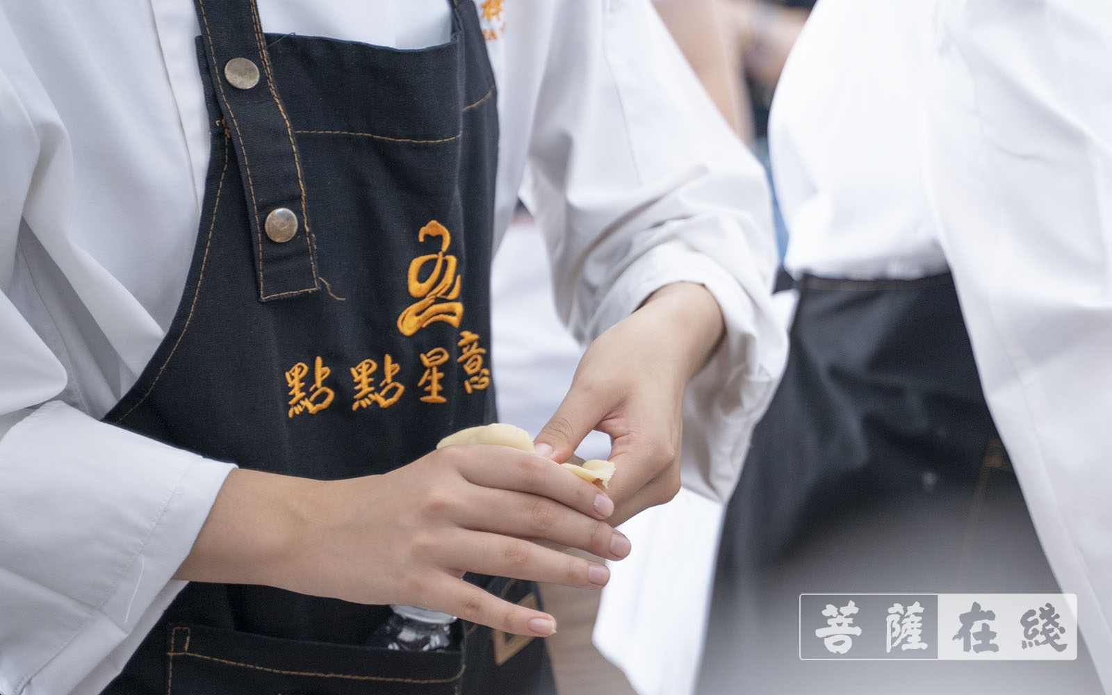 「摄影」开炉大吉!上海玉佛禅寺2021年第一批净素月饼尝鲜 「摄影」开炉大吉!上海玉佛禅寺2021年第一批净素月饼尝鲜