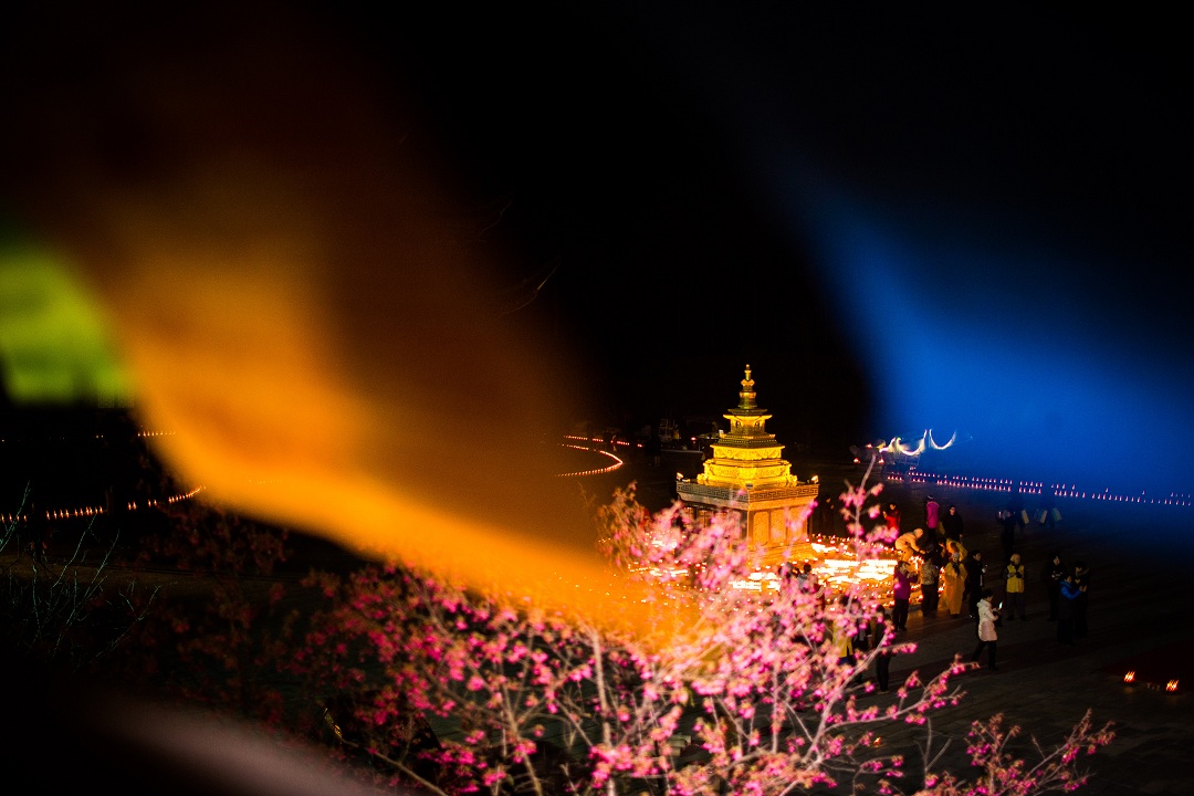 「万众」广东韶关东华禅寺举行万众供灯典礼