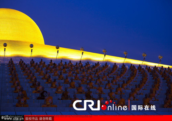 「僧侣」泰国举办宗教活动纪念万佛节 各寺庙和信众虔诚礼佛