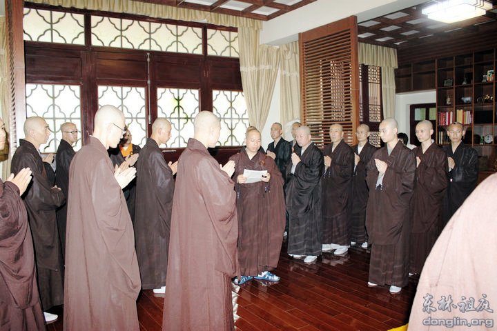 「东林寺」传印长老于佛诞节在东林寺为18位净人举行剃度仪式