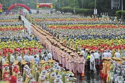 「佛光山」台湾佛光山庆佛诞报母恩 十万人参加庆典为世界祈福
