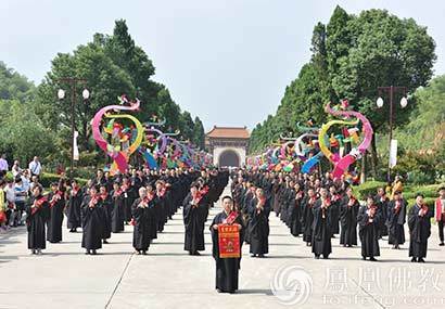 「佛教」宜兴大觉寺三步一拜朝山礼佛 最小信众年仅三岁