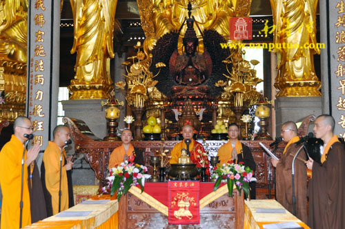 「南普陀寺」南普陀寺方丈则悟大和尚为信众传授皈依并开示