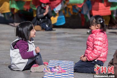 「布达拉宫」三月拉萨“春忙”万象 朝佛信众围绕布达拉宫转经祈福