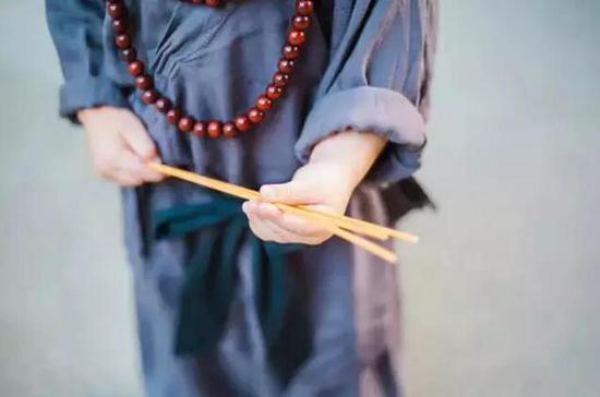 「灵隐寺」灵隐寺两岁“小和尚”萌爆网络