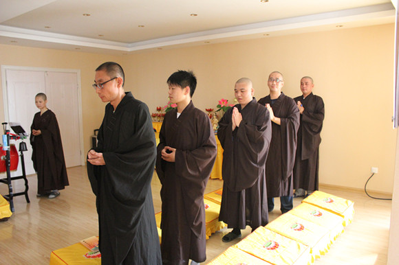 「佛教」江苏弥陀寺短期出家法会部分学员提前到寺院体验生活