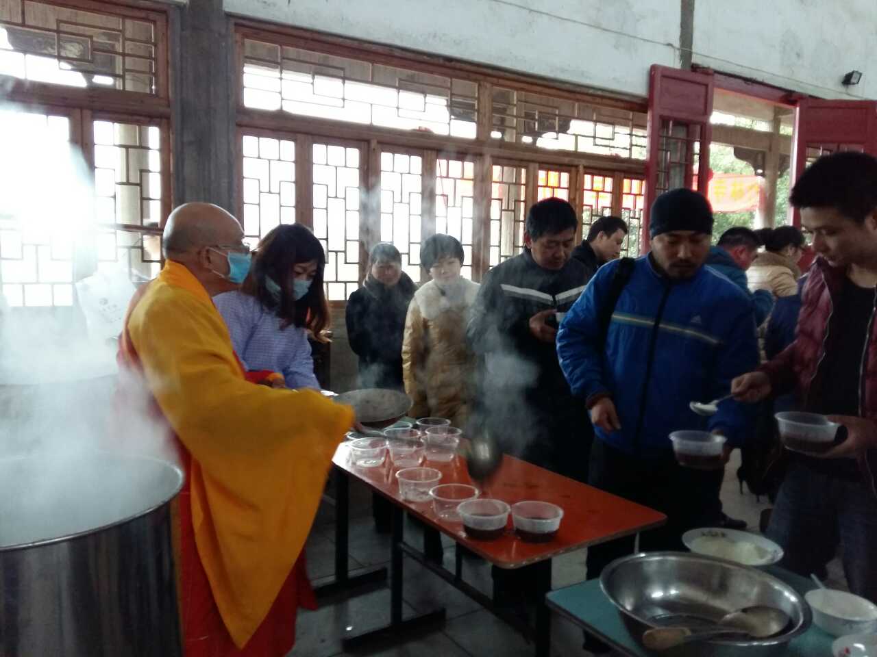 「佛教」腊月初八衡阳市竹林寺内熬粥施粥，共赞佛恩