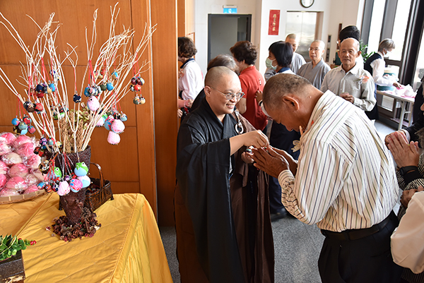 「法鼓山」祈愿光明有智慧 ，台湾法鼓山紫云寺为家中宝重阳祝寿