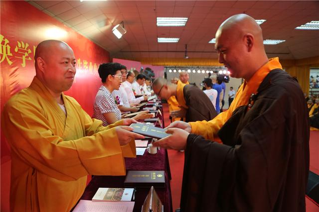「佛教」广东深圳弘法寺举行本焕学院首届本科生毕业典礼