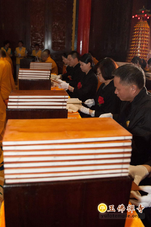 「佛教」上海玉佛禅寺举行乙未年晒经法会