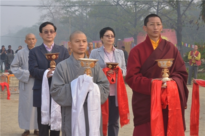 「蓝毗尼」佛祖故乡庆中尼建交60年 尼泊尔中华寺在蓝毗尼举办2015供灯祈福盛典