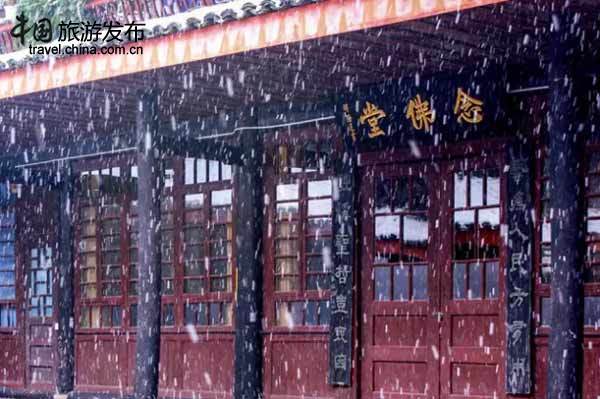 「佛教」远离尘垢的佛教净地 大雪为峨眉山古庙群添禅意