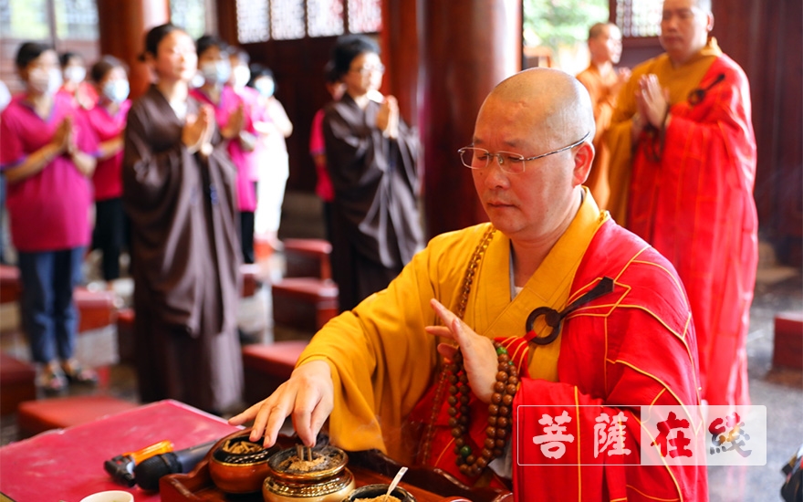 「福建厦门」厦门鸿山寺恢复开放首日举行升国旗仪式