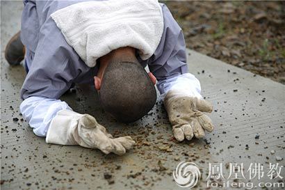 「佛教」湖北咸宁无相寺僧人跪拜230里朝觐昌明老和尚舍利