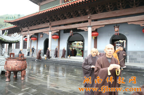 「佛教」湖南省佛教协会2015年传授二部僧戒法会广法寺(男众)举行结界洒净 「佛教」湖南省佛教协会2015年传授二部僧戒法会广法寺(男众)举行结界洒净