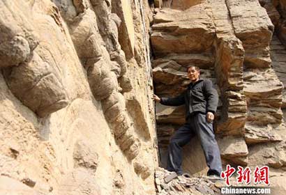 摩崖造像守护人30年默默坚守 希望守护的“接力棒”传下去