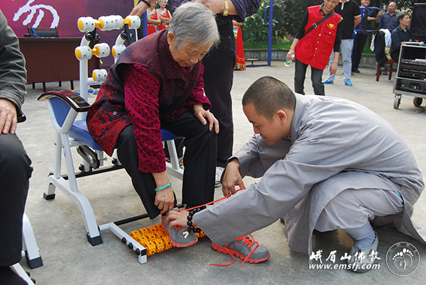 「慈善」四川峨眉山行愿慈善事业基金会开展尊老爱老活动