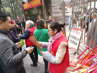 「重庆华岩寺」重庆华岩寺对“高香大烛”说不，免费赠环保香烛