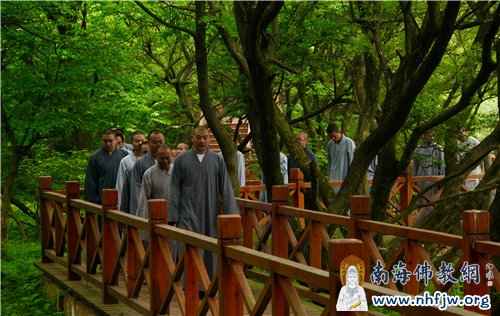 「佛教」本焕学院执事班于湖北大洪山大慈恩寺禅堂起香