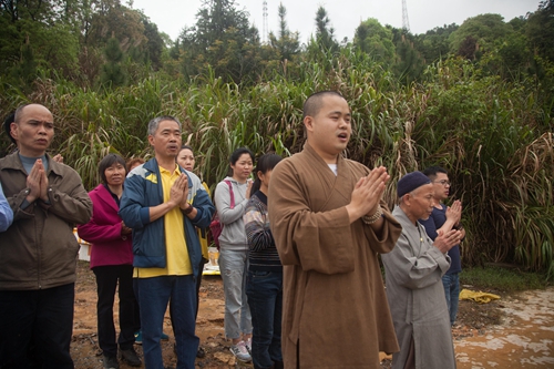 「佛教」广东韶关南华禅寺举行清明追思放生法会