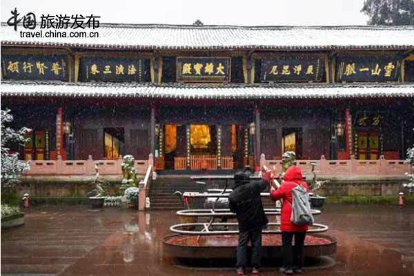 「佛教」远离尘垢的佛教净地 大雪为峨眉山古庙群添禅意