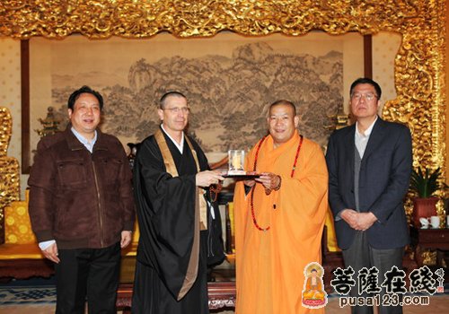 「佛教」德国佛教联盟玄峰法师到北京灵光寺参拜佛牙舍利