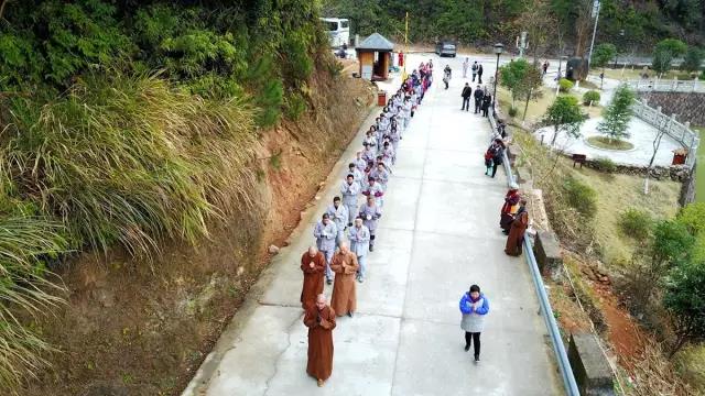 「佛教」“杭州佛教义工联盟”的义工居士来到安福寺朝圣礼佛，聆听达照法师开示