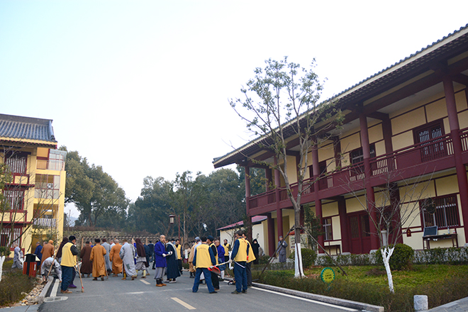「东林寺」江西东林寺净土苑缁白二众出坡开荒除草 「东林寺」江西东林寺净土苑缁白二众出坡开荒除草